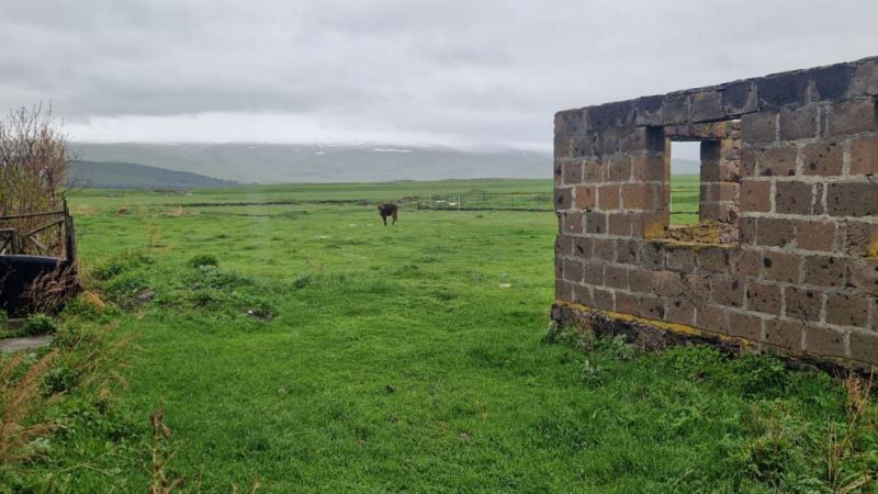 Վաճառվում Է կիսակառույց շենք և հողատարածք