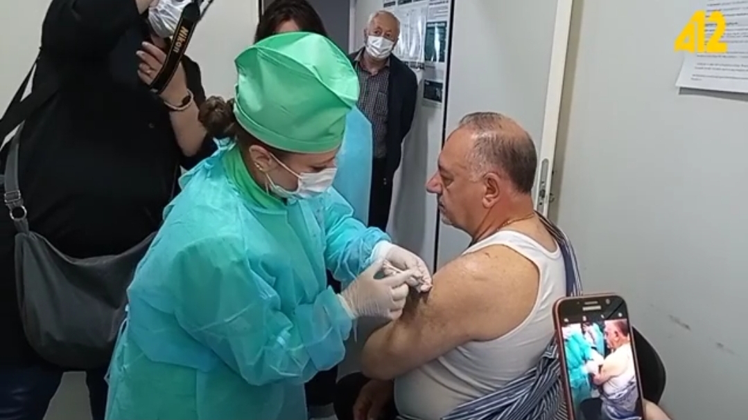 Ախալքալաքի հիվանդանոցի մենեջեր Ալեքսան Թորոյանը պատվաստվեց  կորոնավիրուսի դիմաց
