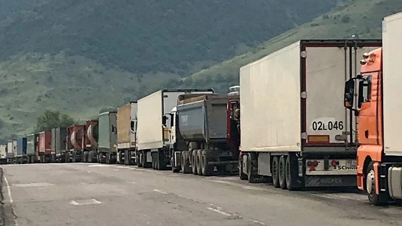 Լարսում տոննաներով մրգերը բեռնատարներում փչանում են