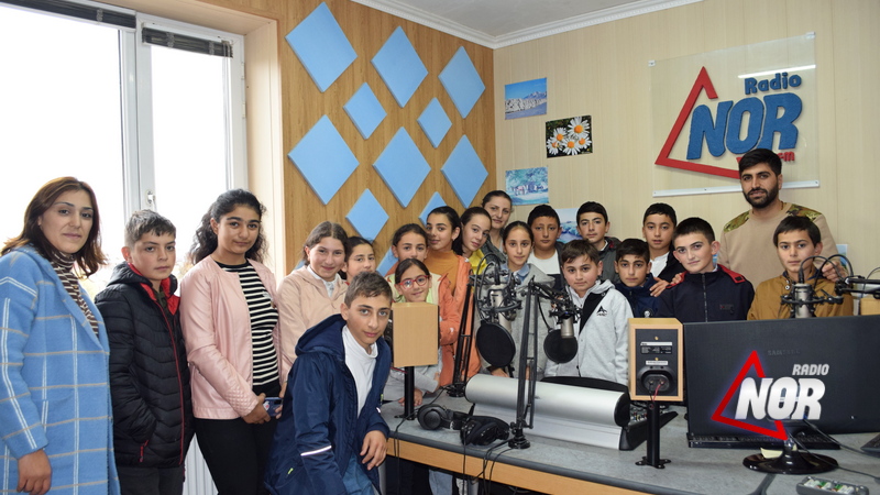 Նինոծմինդա քաղաքի թիվ 1 հանրային դպրոցի 6-րդ(Ա) դասարանի սաները  NOR ռադիոկայանում