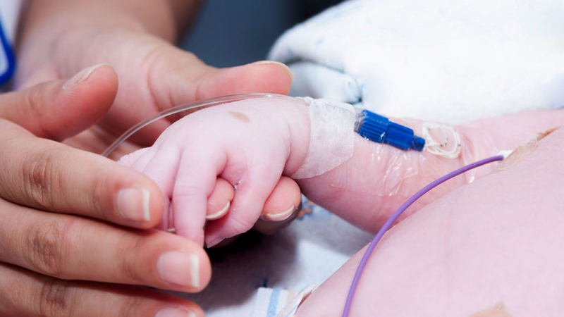 Հիվանդանոցում 3 ամսական երեխա է մահացել. բժիշկը հայտնել է, որ նրա մարմինն այրել են