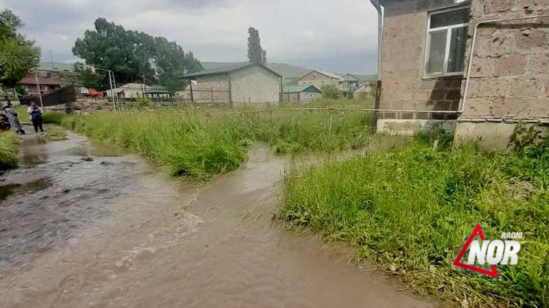 Հեշտիա գյուղում անձրեւաջրերը հեղեղել են բնակիչների հողատարածքները եւ տները (վիդեո, ֆոտո)