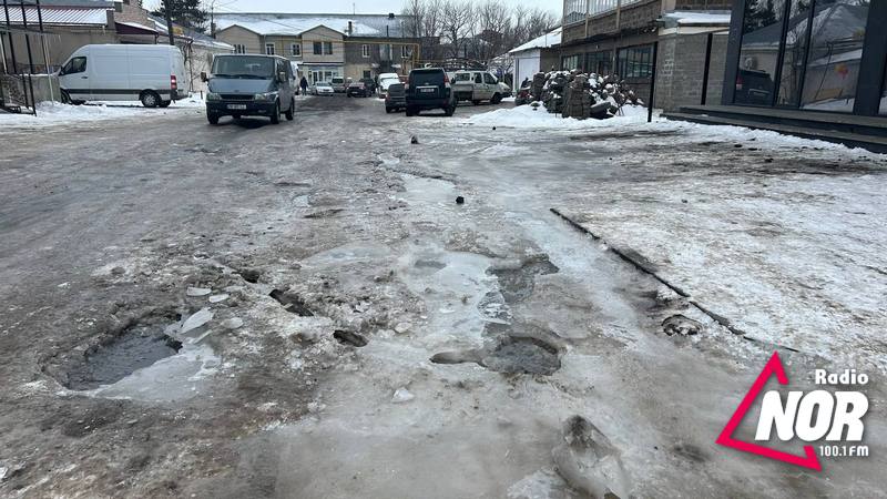 Կարլ Մարքս փողոցում մի քանի ամիս է ջրի արտահոսք է