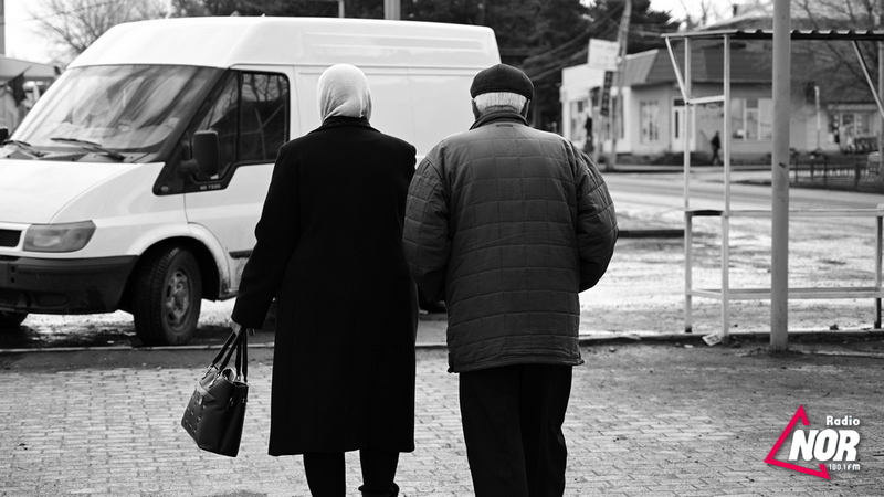 Նինոծմինդան սև և սպիտակի ֆոնին. Ֆոտոշարք