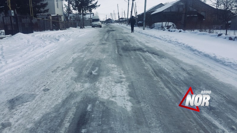 მოსახლეობას მოყინულ გზებსა და ტროტუარებზე გადაადგილება უჭირს