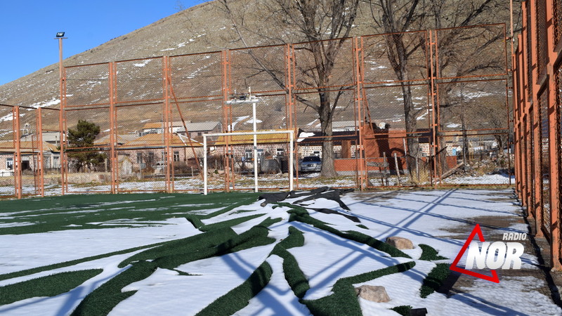 Քամին քշել է Թորիա գյուղի մինի մարզադաշտի արհեստական ծածկույթը