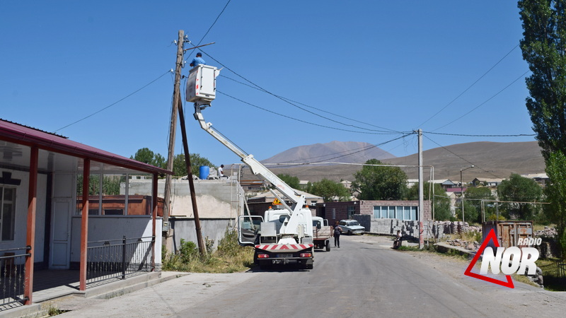 Բեռնատար ավտոմեքենան վնասել է գիշերային լուսավորության լարերը