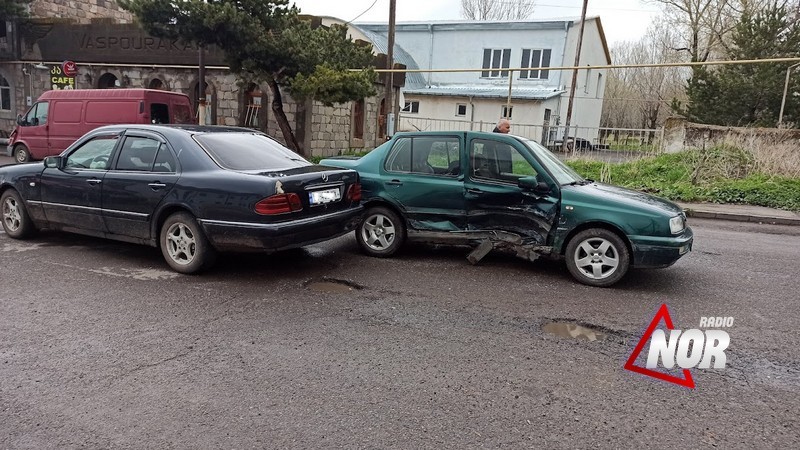 ՃՏՊ Նինոծմինդայում. Իրար են բախվել Volkswagen Vento և Mercedes-Benz E մակնիշի ավտոմեքենաները. Ֆոտո