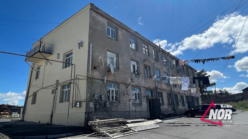 Ինչ՞ու է կասեցվել Նինոծմինդայում բազմաբնակարան շենքերի երեսպատման աշխատանքները
