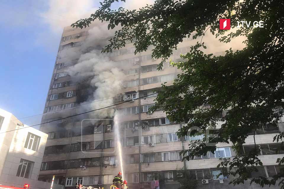 В Тбилиси горит жилой корпус