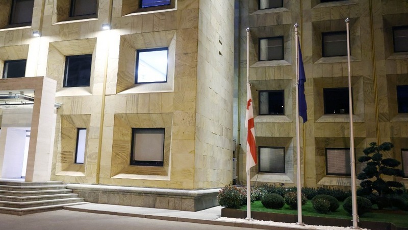 В 30-ю годовщину падения Сухуми на здании парламента был приспущен государственный флаг