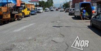 Большие ямы на улицах города Ниноцминда, которые мешают движению транспорта
