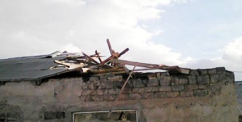 Сильный ветер снес крыши домов в селе Каурма