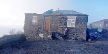 Видео: Сильный ветер сегодня снес кровлю домов в селе Парвана