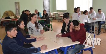 Портфели грузинских школьников будут проверять на пиротехнику