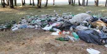 Активисты молодежного центра ведут борьбу с мусором
