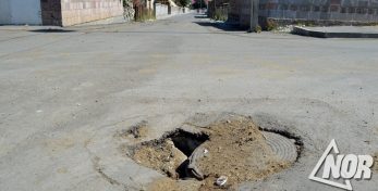 Засорённая канализационная система и асфальтированные колодца на улице Армянская
