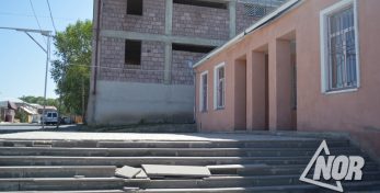 Фото: Сломали базальтовые ступени учебного центра имени “Зураба Жвания” в Ниноцминде