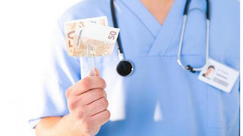 Установлена минимальная почасовая оплата труда врачей и медсестер