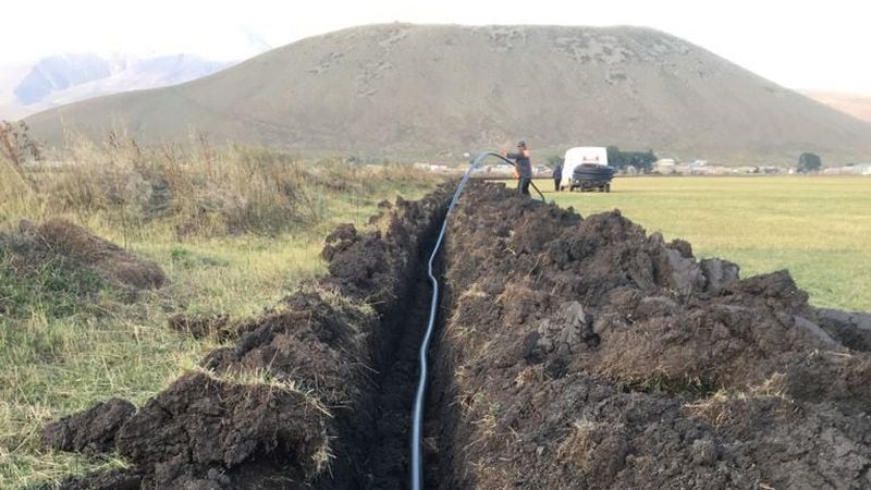 Завершены работы по проведению водопровода для поилки скота в селе Тория