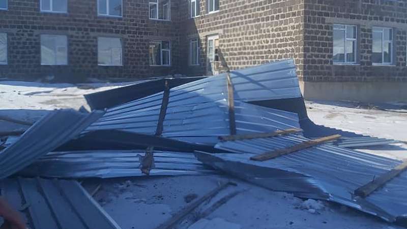 Сильный ветер снес крышу здания школы села Ороджалар