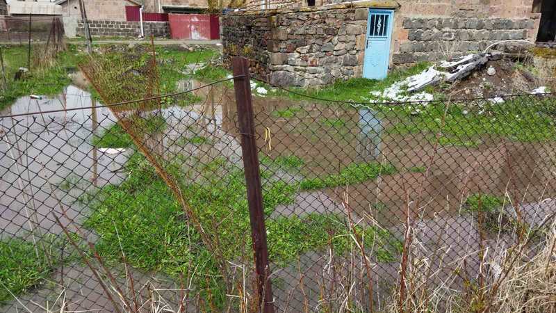 Снова талые воды затопили  дворы жителей