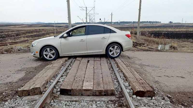 Машины затрудняются проехать железнодорожный переезд села Ороджалар
