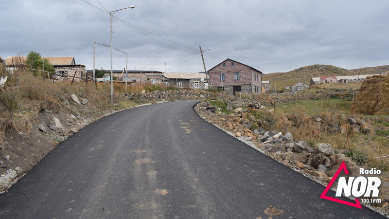 В некоторых селах продолжаются работы по асфальтированию