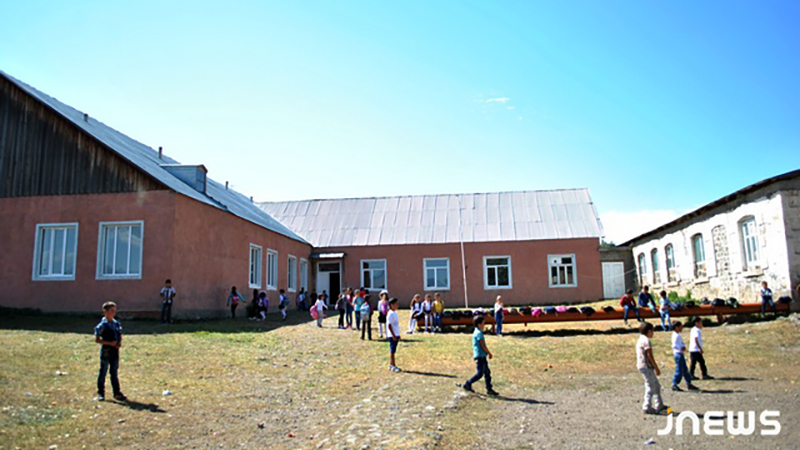 В Азаврете требуют новую школу, чтобы прекратить забастовку
