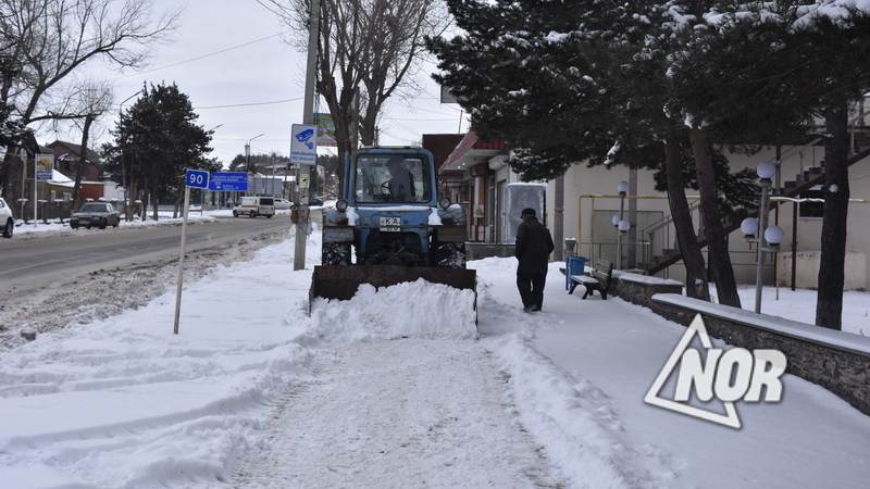На трех улицах очищены  тротуары города Ниноцминды от снега