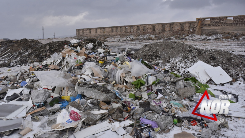 Неизвестные выбросили  огромное количество мусора в части Норашен города Ниноцмнда