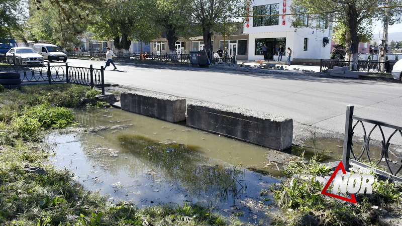 Канализационная вода течет по центральной улице города Ниноцминда