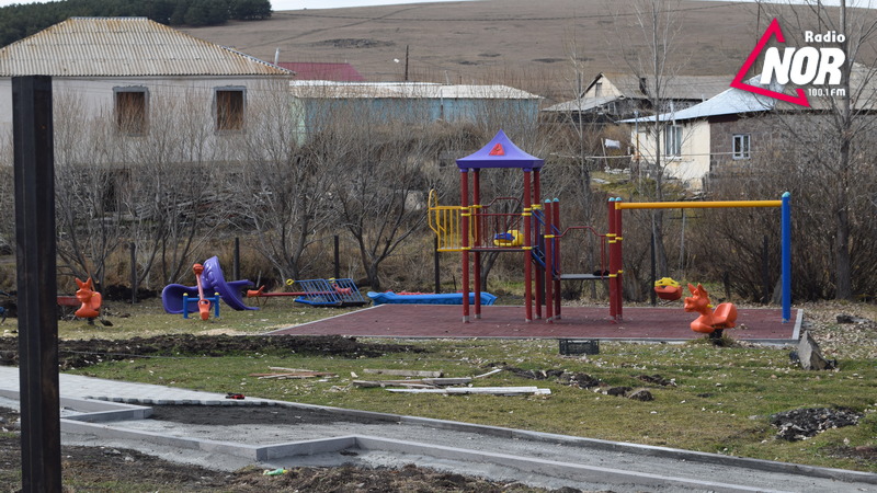 Обустраивается территория игровой площадки в селе Ороджалар