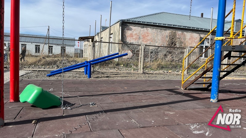Новая благоустроенная детская площадка со старыми сломанными аттракционами: что планируется в Ефремовке?