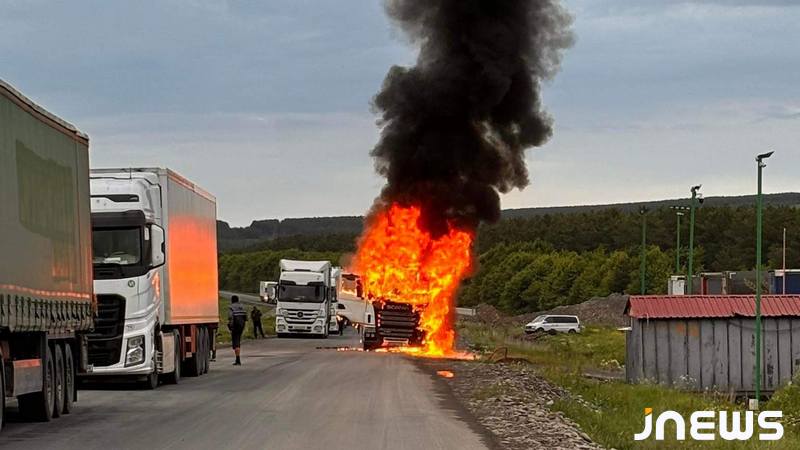 На магистрали Ахалкалаки-Карцахи сгорела фура (Video)