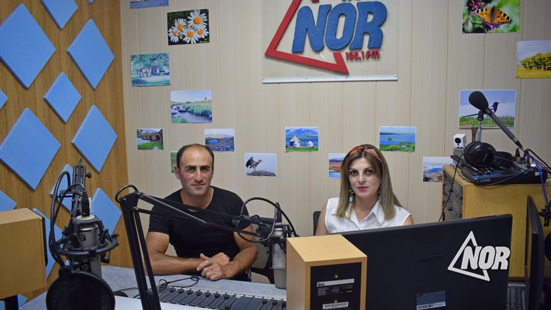 Гость в студии радио NOR житель села М.Ханчалы Артак Бдоян