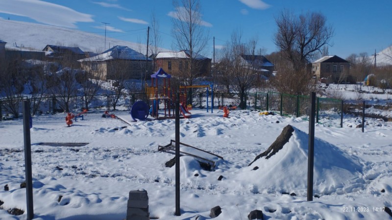 Продолжится ли обустраивание детских площадок в условиях снега?