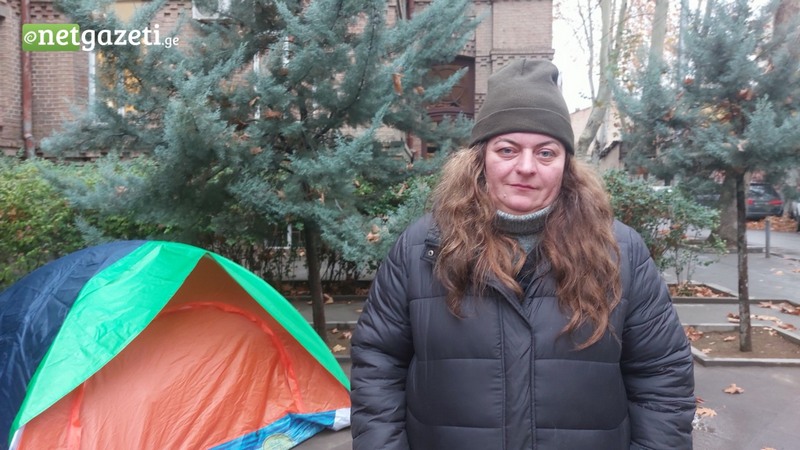 Голодающая учительница установила палатку возле министерства и обратилась за помощью к омбудсмену