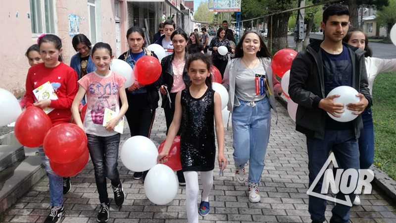 Активисты молодежного центра «PITA»поздравили жителей с Днем Независимости Грузии