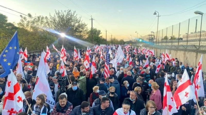 Митинг в поддержку Саакашвили проходит у тюрьмы в Рустави