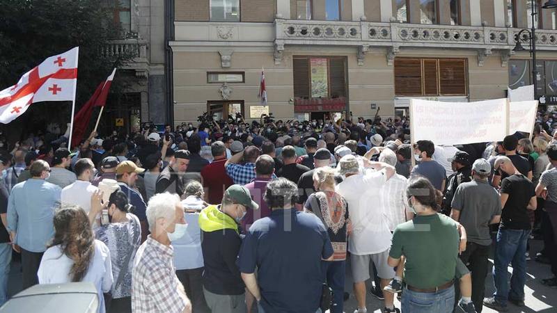 Сторонники владыки Спиридона проводят акцию у офиса Народного защитника