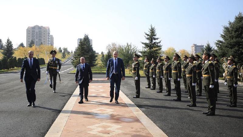 Министр обороны Грузии находится с официальным визитом в Армении