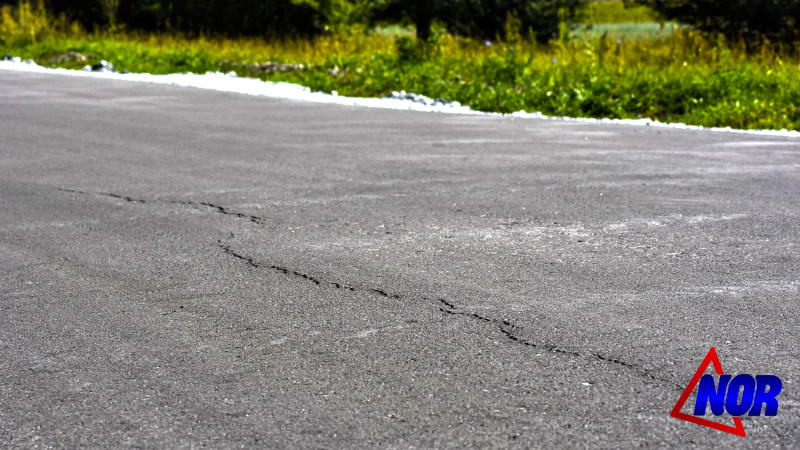 Появились трещины на новой асфальтированной дороге села Ороджалар