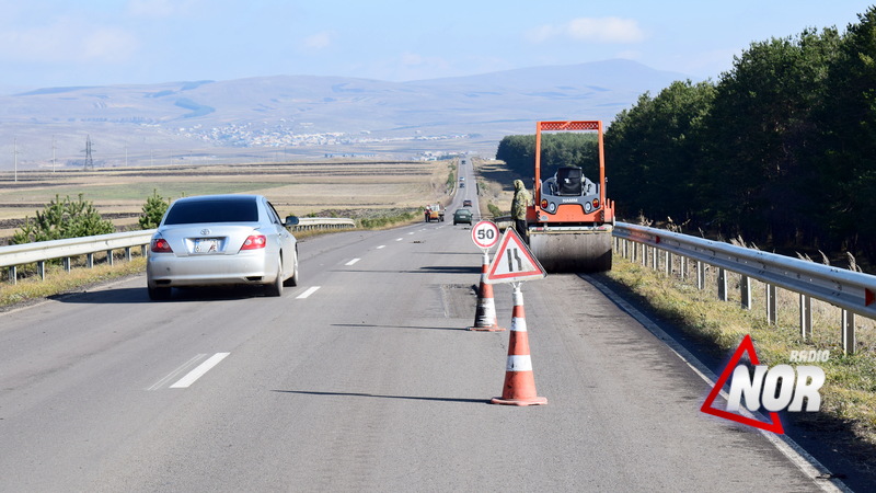 На дороге Ниноцминда-Тбилиси идет ремонт