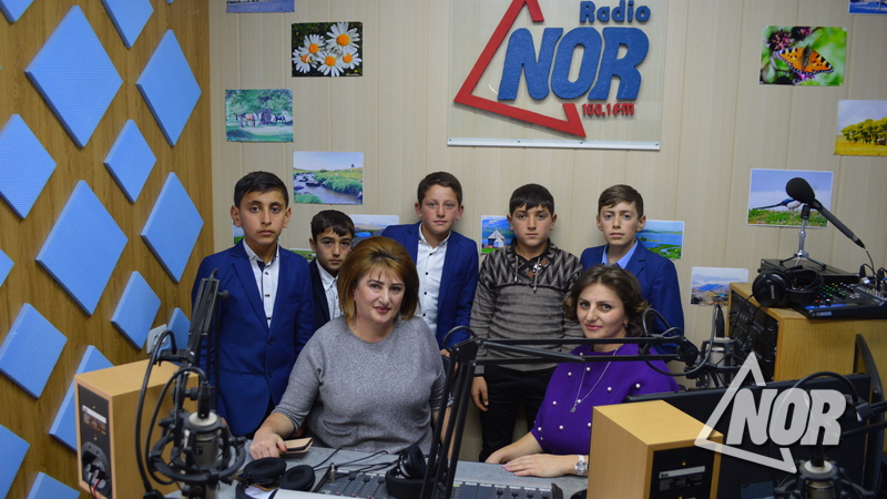 Гость студии радио NOR Аястан Испирян и ее воспитанники