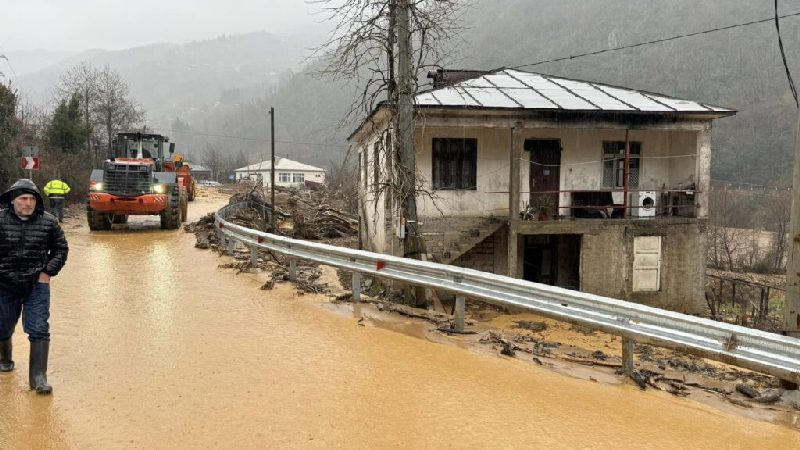 Из-за схода лавины остановлено движение на Кедском участке центральной автомагистрали Батуми-Ахалцихе