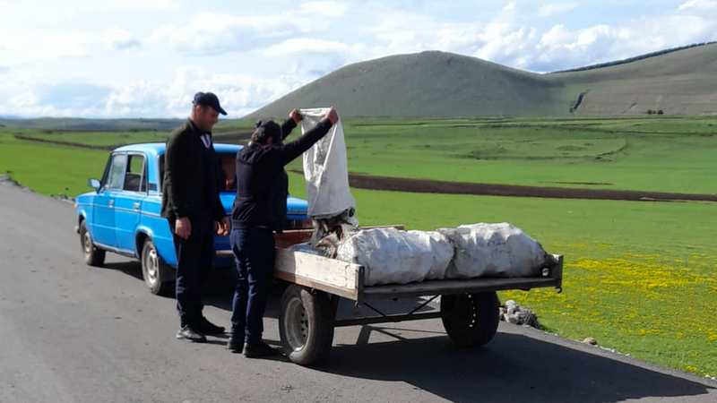 Жители села Тории очистили от мусора новую асфальтированную дорогу