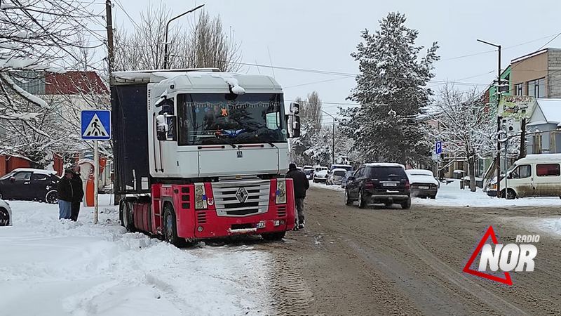 В городе Ниноцминда грузовики не могут двигаться из-за гололеда