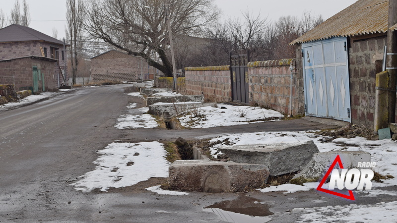 Сломанные бетонные ограждения в Эштии. Какова причина?