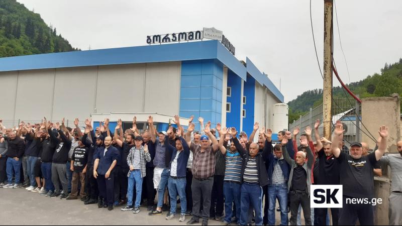 Сотрудники «Боржоми» блокировали входы на заводы по розливу минеральной воды
